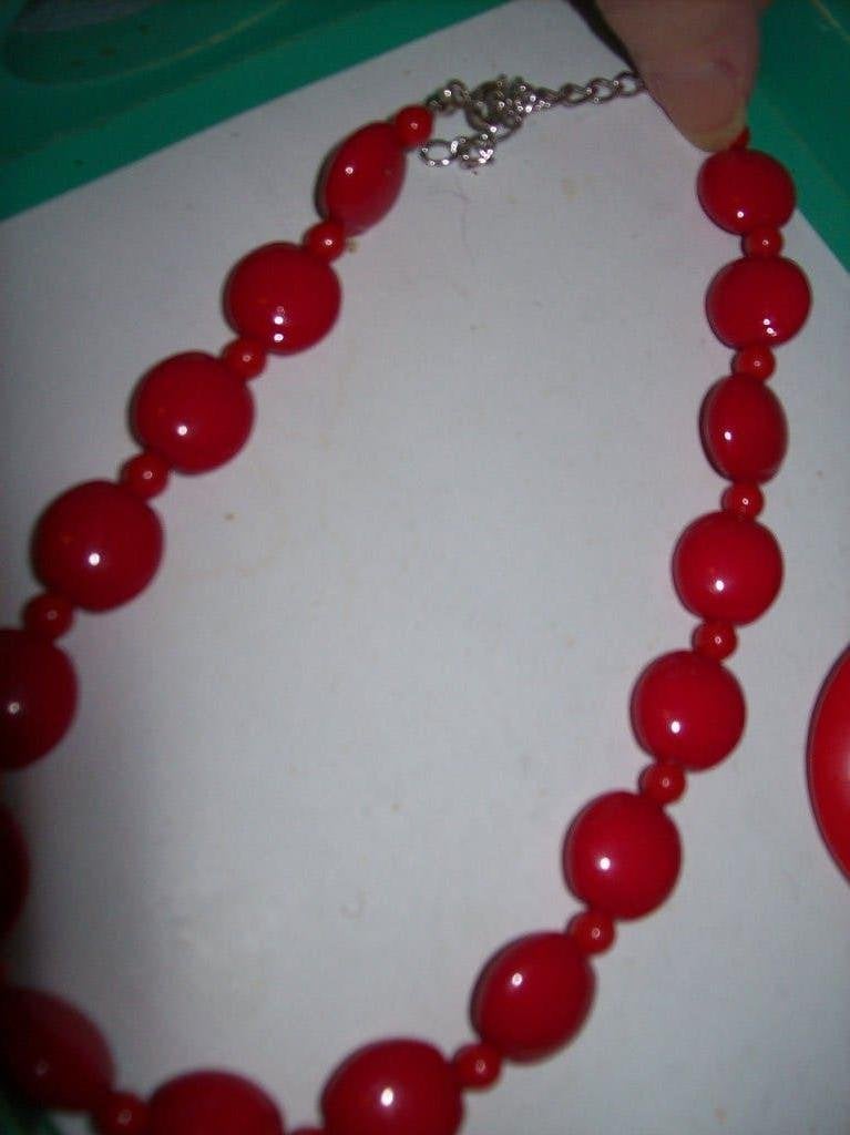 Ketting Rood Kunststof Kralen Mooie Grote Oor stekers, Ophalen of Verzenden, Nieuw, Rood, Kunststof