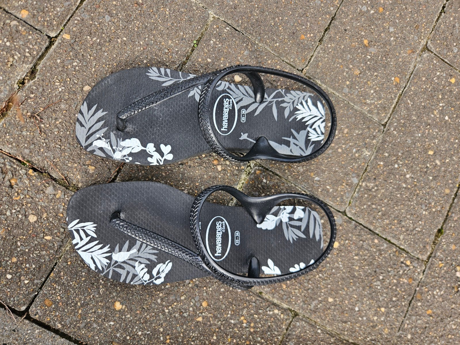 Havaianas teenslippers met bladprint - Zo goed als nieuw, Kleding | Dames, Slippers, Zwart, Ophalen of Verzenden, Zo goed als nieuw