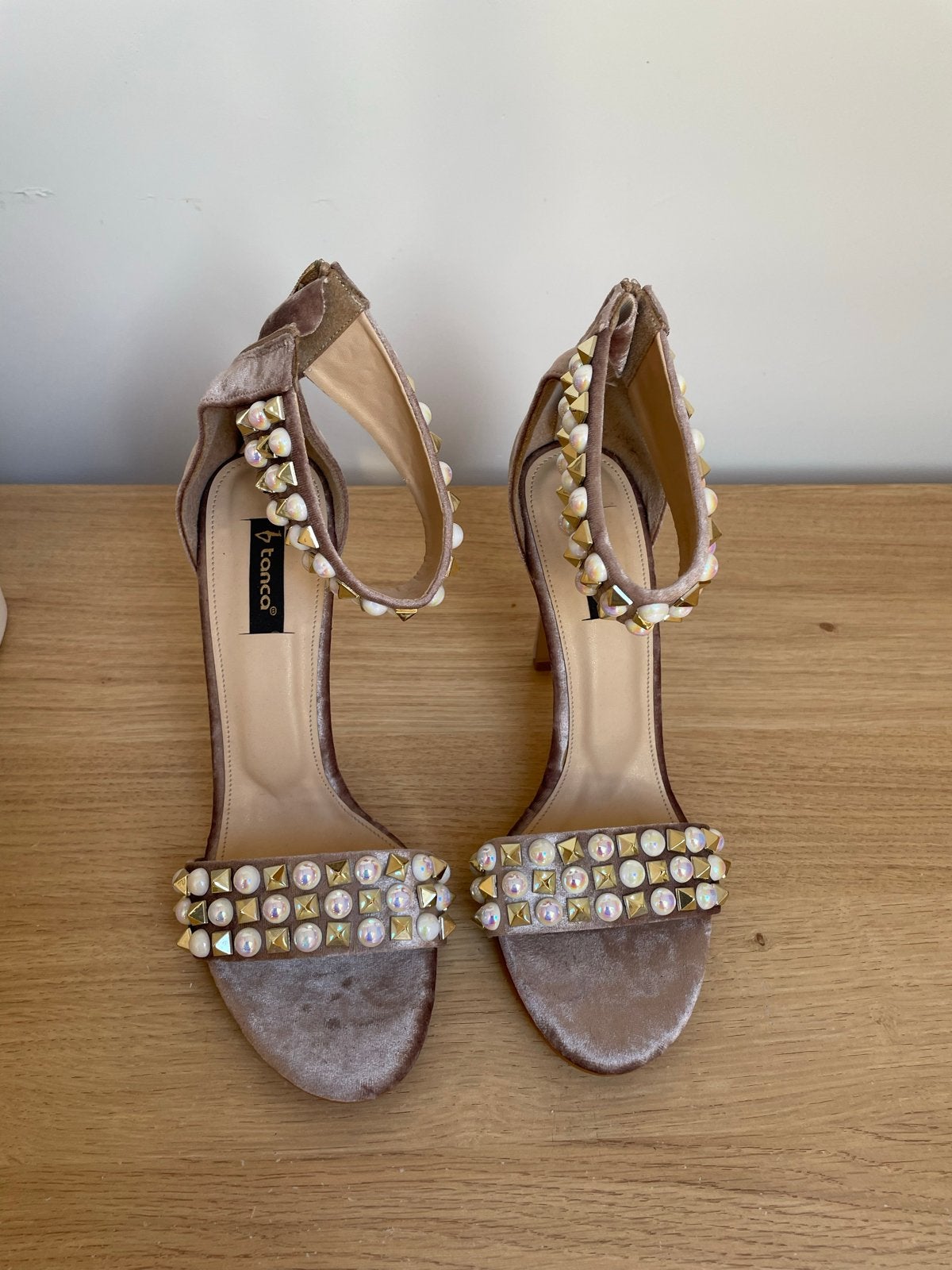 Elegante hakken met studs - Bianca, Beige, Ophalen of Verzenden, Zo goed als nieuw, Schoenen met hoge hakken