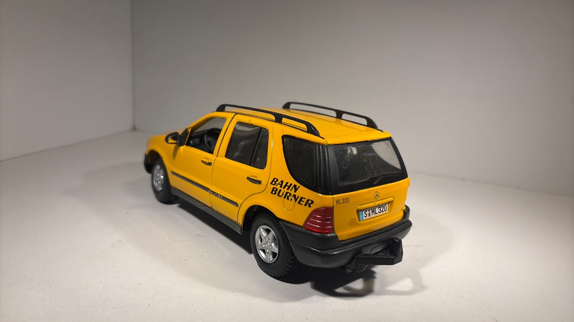 Mercedes benz ml320 yellow maisto 1.24, Hobby en Vrije tijd, Modelauto's | 1:24, Maisto, Ophalen of Verzenden, A, A