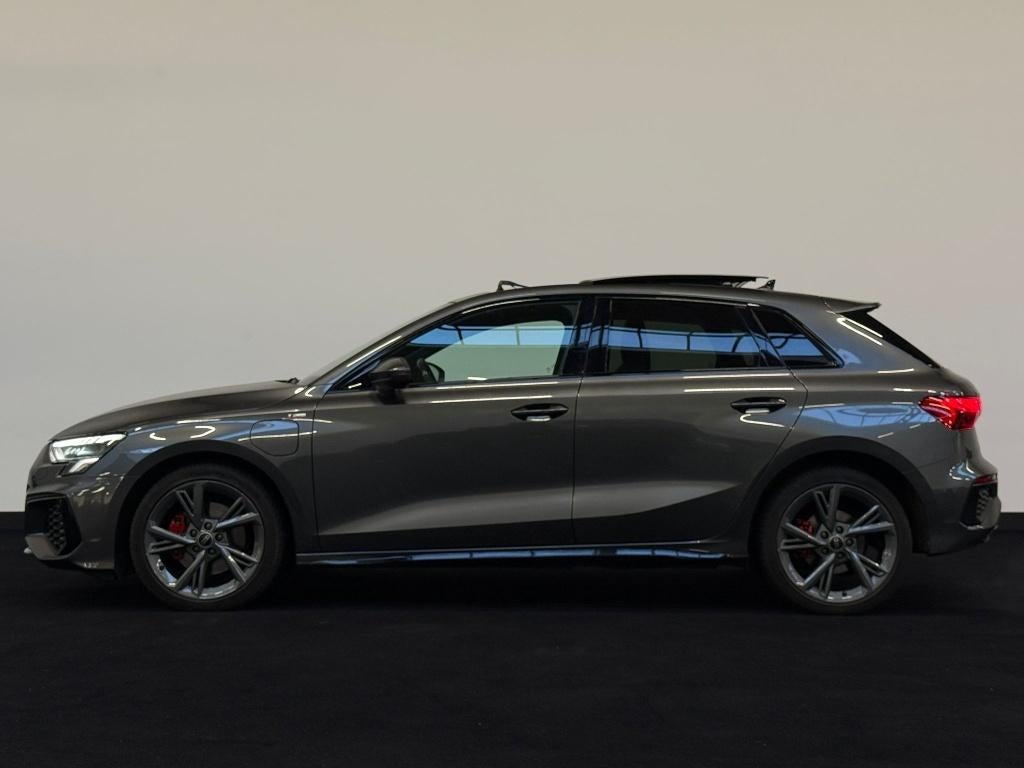 Audi A3 40 Tfsi e 204pk Phev S-tronic 2023 Grijs, Auto's, 1525 kg, 4 cilinders, Plug-in hybride, Hybride Elektrisch/Benzine