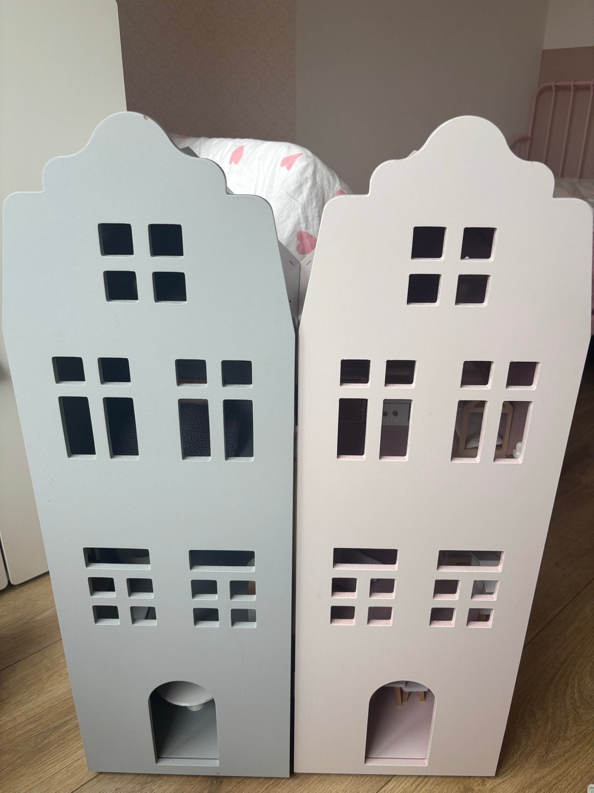 Prachtig Poppenhuis met Meubels - Grijs & Roze, Ophalen, Zo goed als nieuw, Poppenhuis