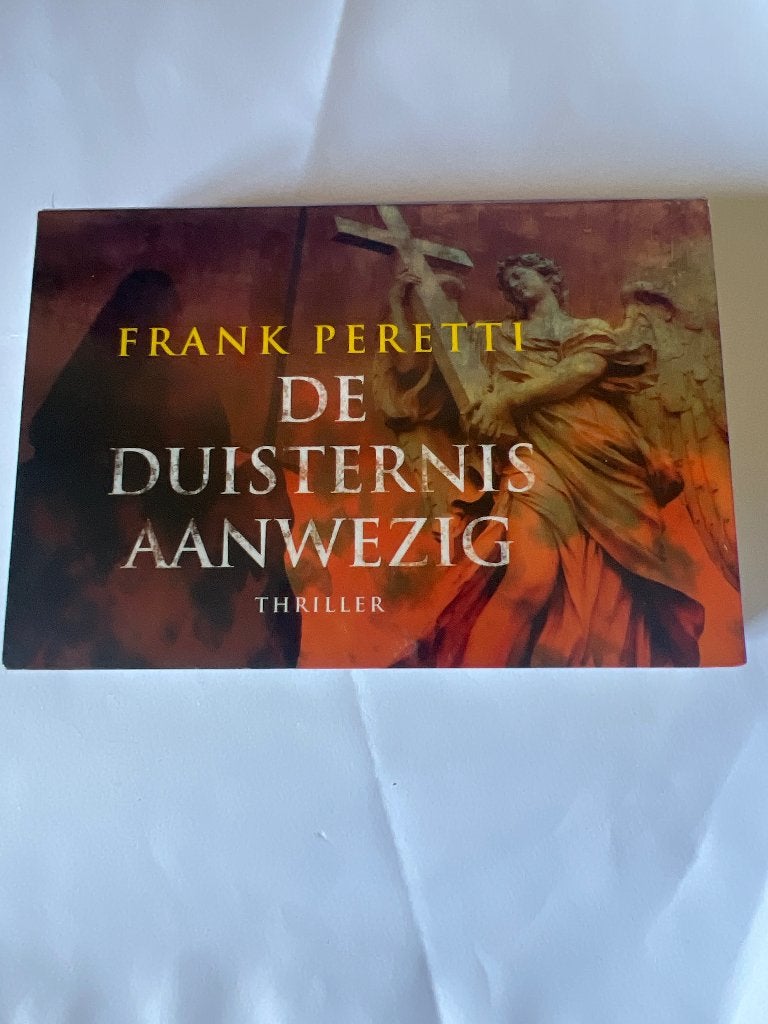 Frank Peretti - De Duisternis Aanwezig - Dwarsligger 15, Ophalen of Verzenden, Zo goed als nieuw