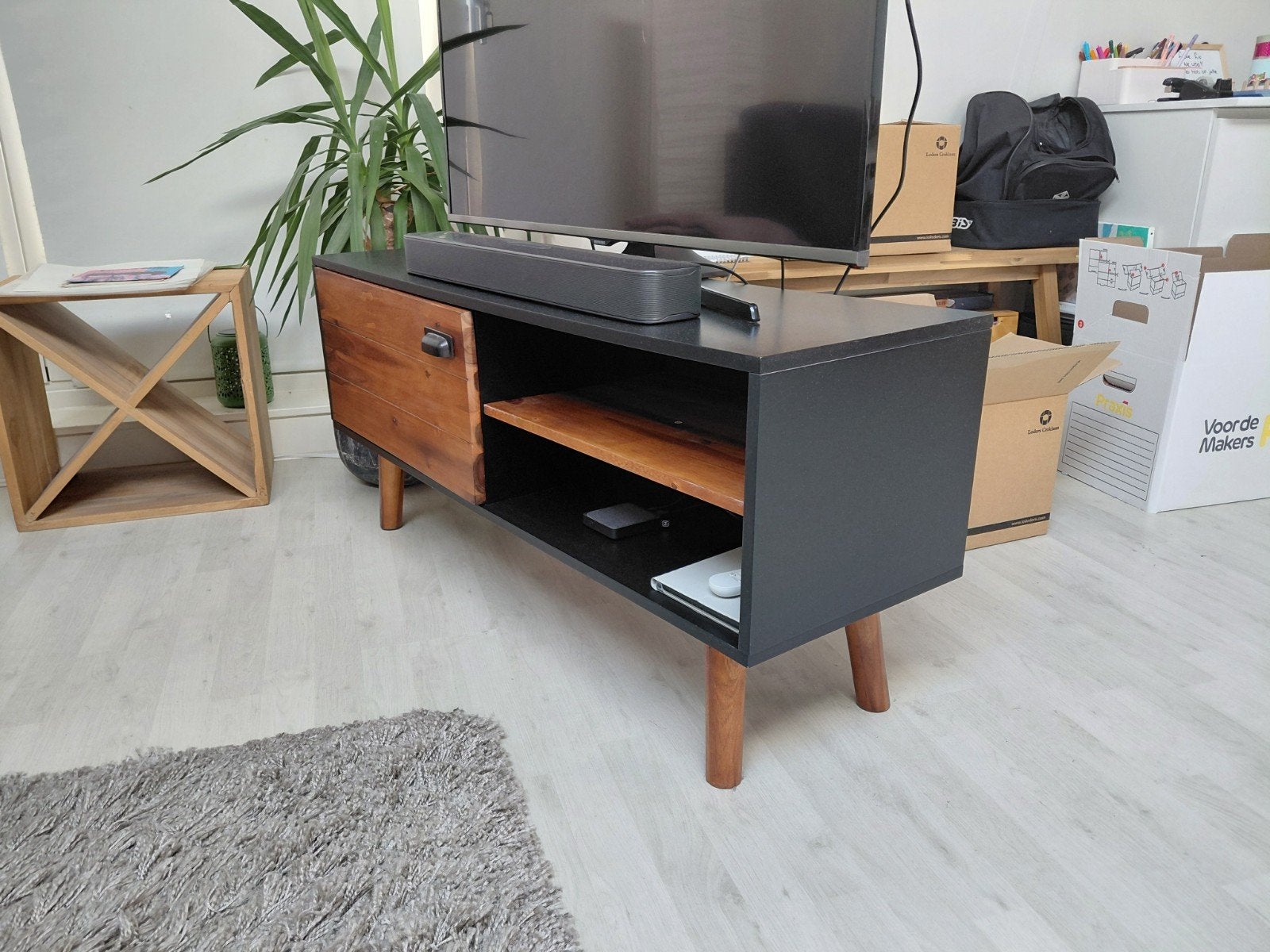 Moet weg i.v.m. verhuizing. Modern TV-meubel met houten acc, Gebruikt, 100 tot 150 cm, Modern, Scandinavisch, 25 tot 50 cm