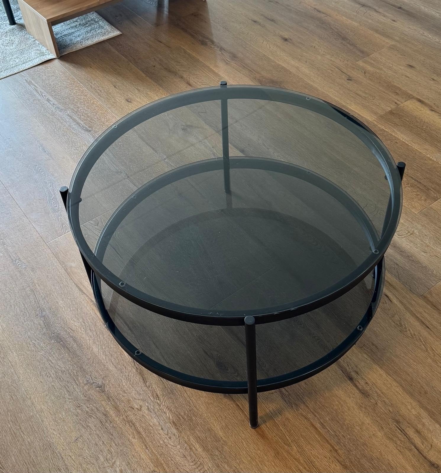 Ronde salontafel (Bayo) met glazen blad en metalen frame, Huis en Inrichting, Ophalen, 50 – 75, Gebruikt, 50 tot 100 cm
