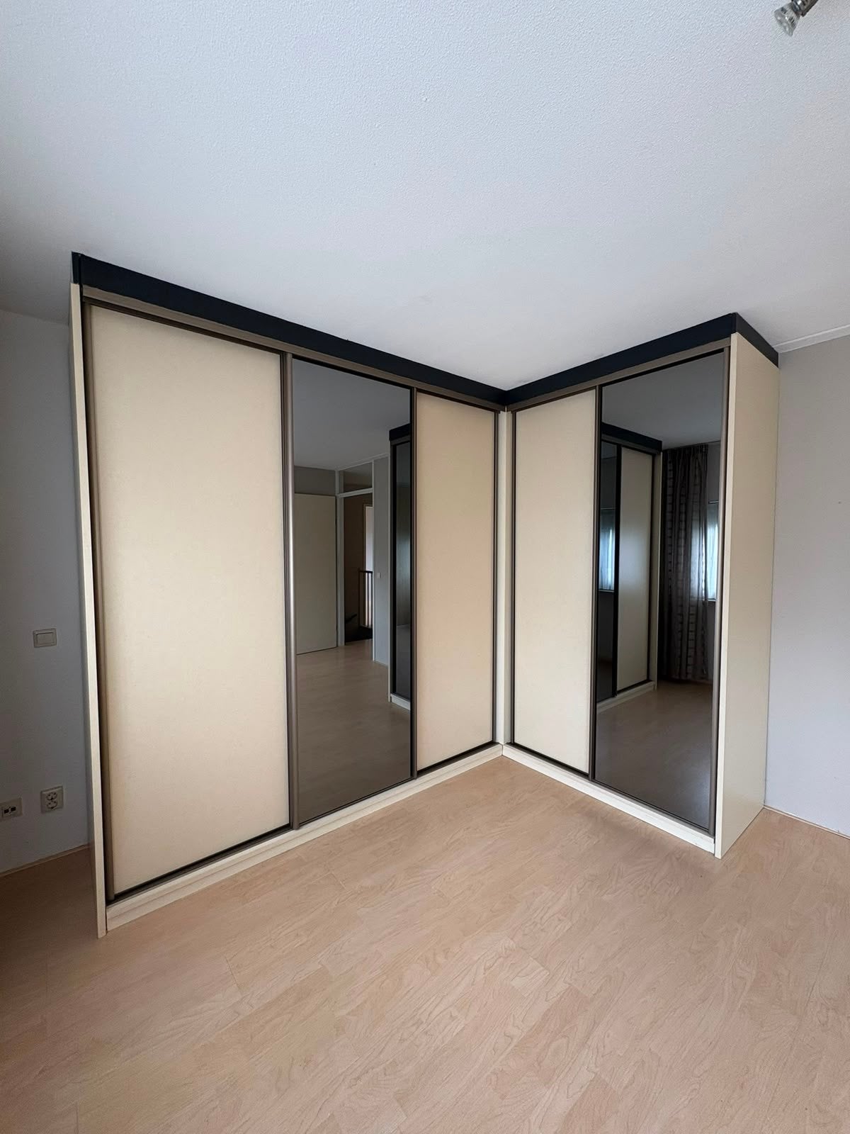 Kledingkast met schuifdeuren en spiegelpanelen, Ophalen, Gebruikt, 200 cm of meer, Met lade(s)