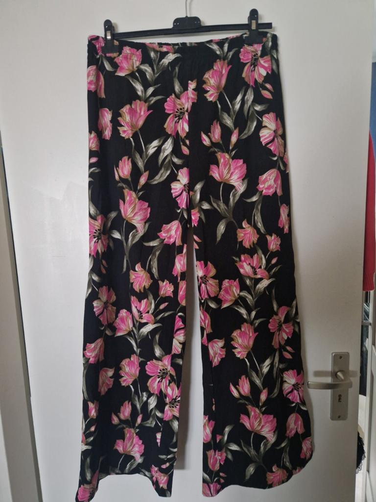 Luchtige wijde zomerbroek met bloemenprint - Maat L, Kleding | Dames, Broeken en Pantalons, Zwart, Maat 42/44 (L), Ophalen of Verzenden