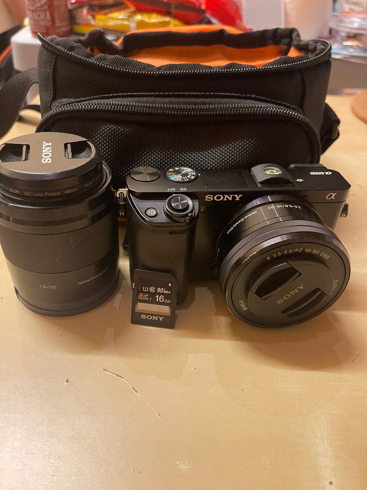 Sony A6000 + 16-50mm Kit + 50mm f/1.8 Prime