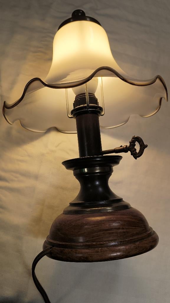 Vintage tafellamp met melkglazen kap en houtlook voet, Gebruikt, Ophalen of Verzenden, Glas, Modern