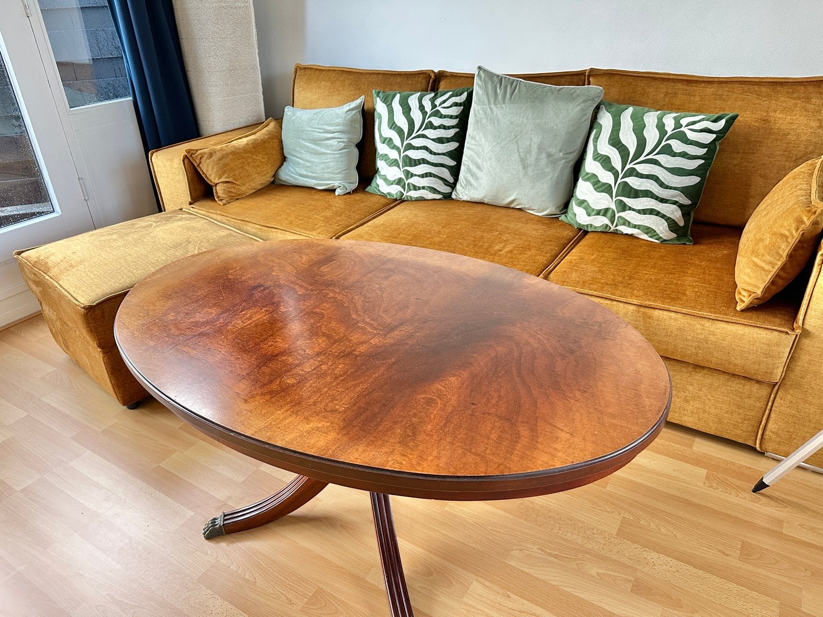 Ovale houten salontafel met klassieke uitstraling, 50 – 75, Gebruikt, 100 tot 150 cm, Ophalen of Verzenden