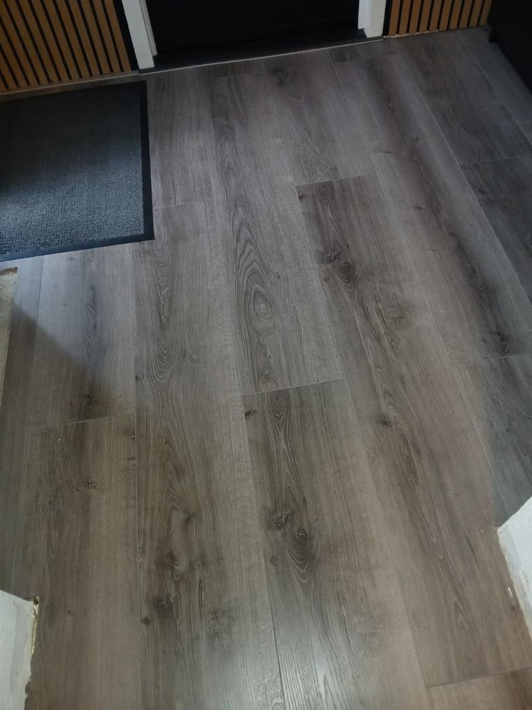 Gratis lichtgrijs gevlamd klik laminaat (ca. 30m2), Huis en Inrichting, Ophalen, Gebruikt, 25 tot 50 m², Grijs