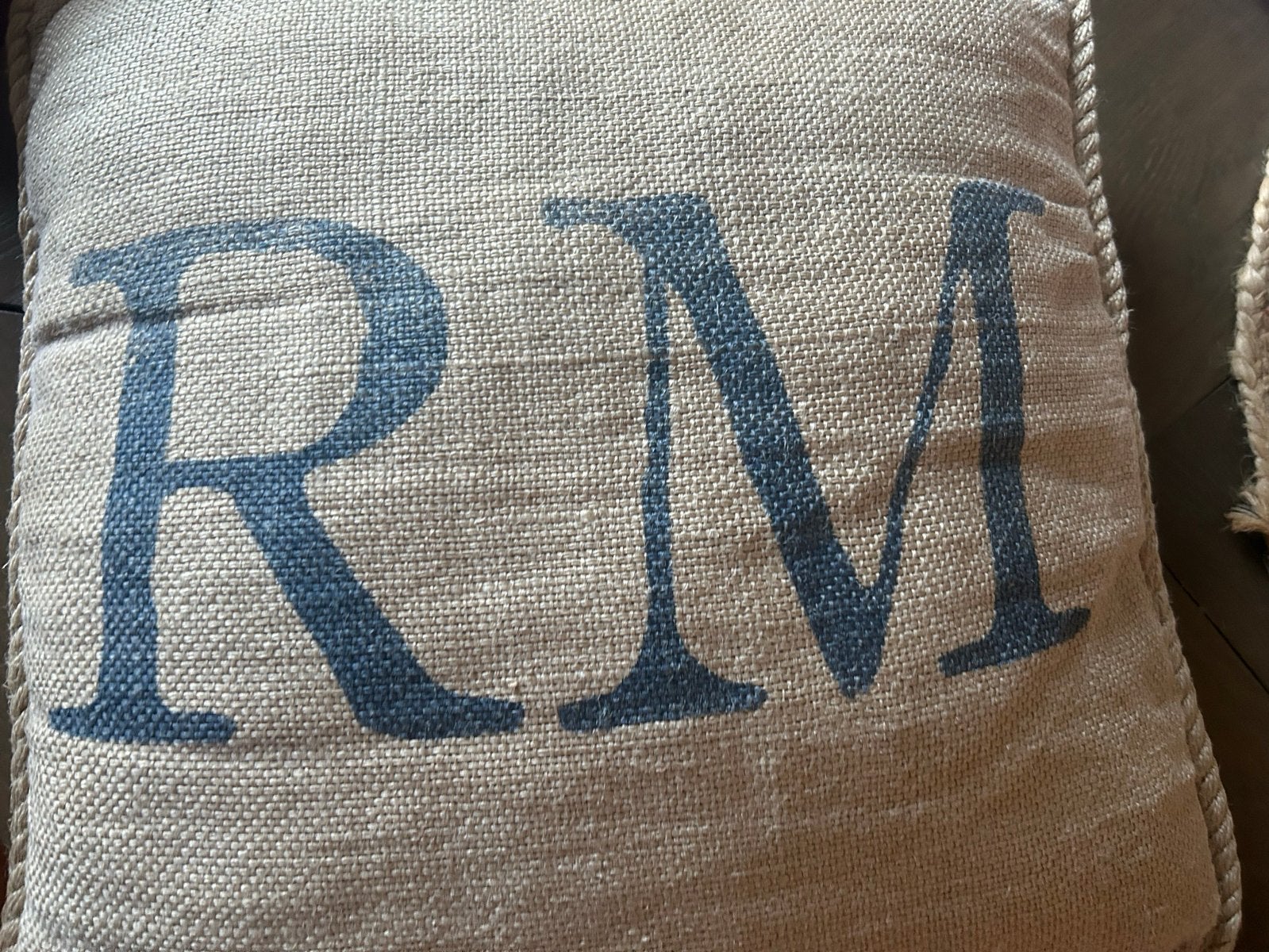 Riviera Maison Kussen met 'RM' Opdruk, Ophalen of Verzenden, Gebruikt, Beige, Vierkant