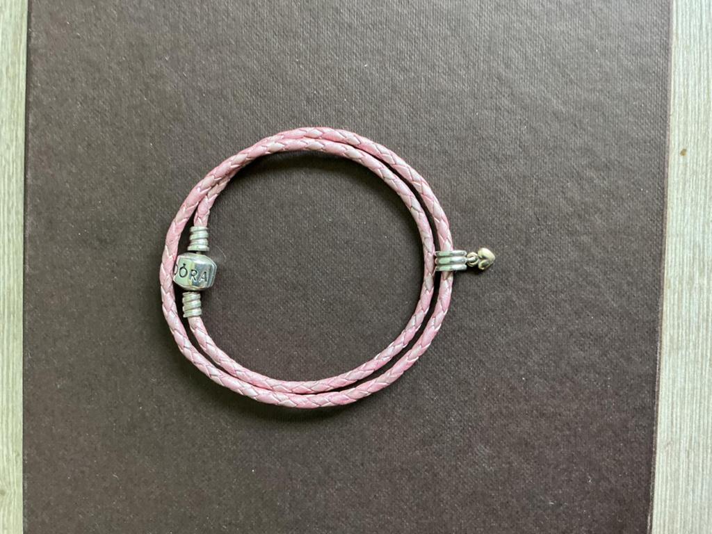 Pandora armbandje met bedeltje, Ophalen, Gebruikt, Roze, Met bedels of kralen