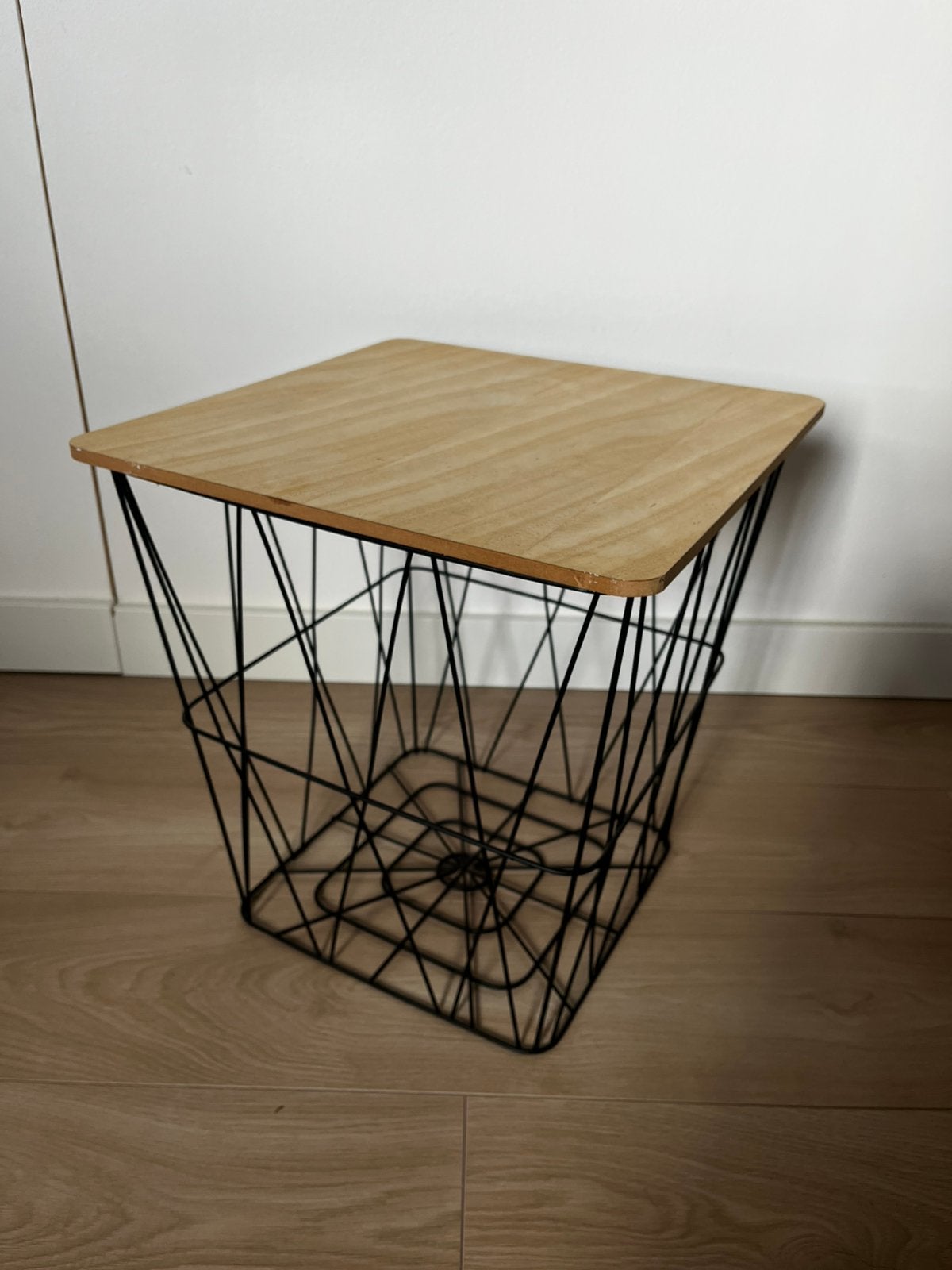 Maisons du Monde bijzettafel met opbergmand – hout/zwart, Ophalen, Zo goed als nieuw, Rond, Minder dan 55 cm