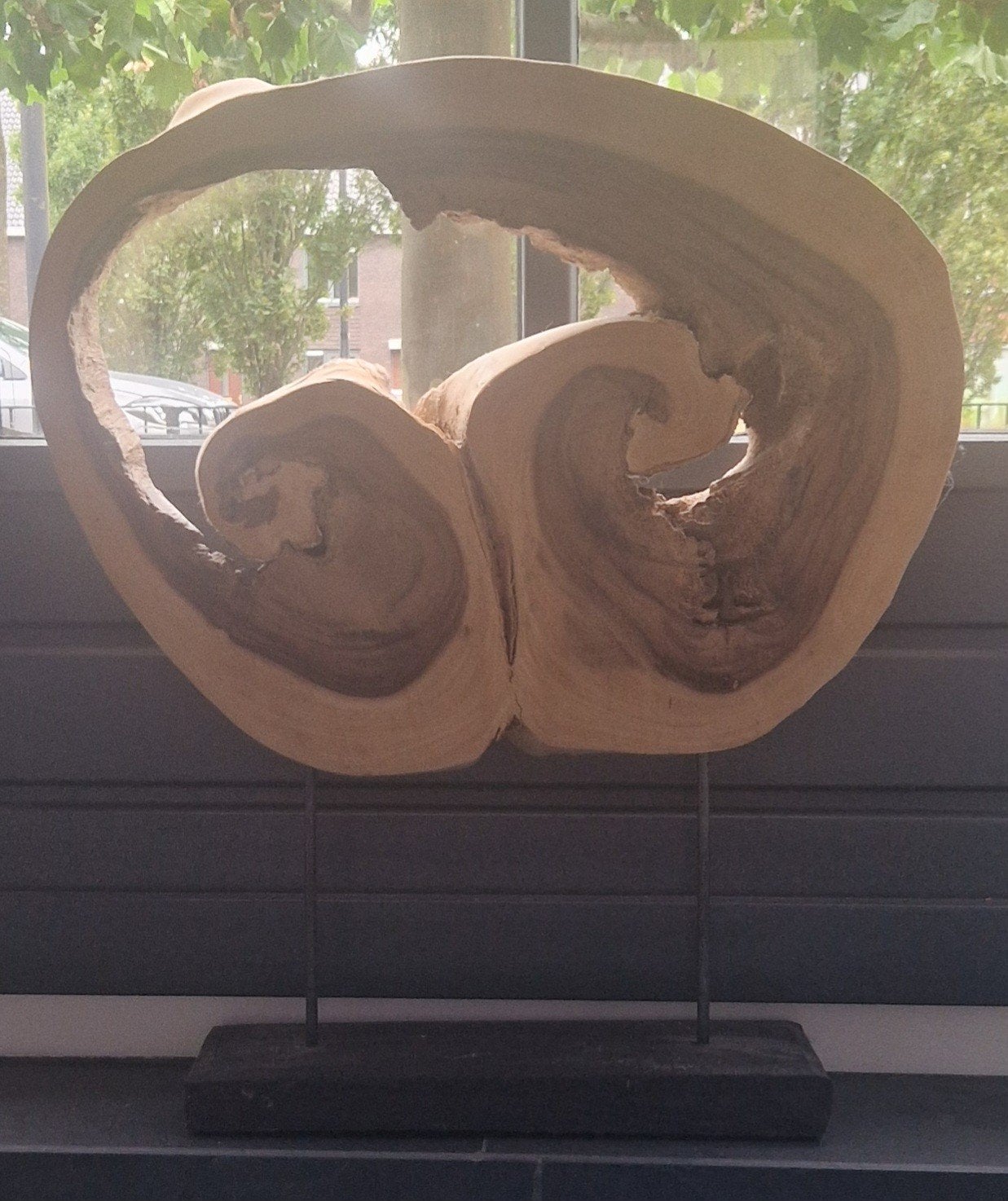 Ornament: Suar houten schijf op zwarte houten voet - 58x67cm, Huis en Inrichting, Ophalen, Hout, Gebruikt, Landelijk