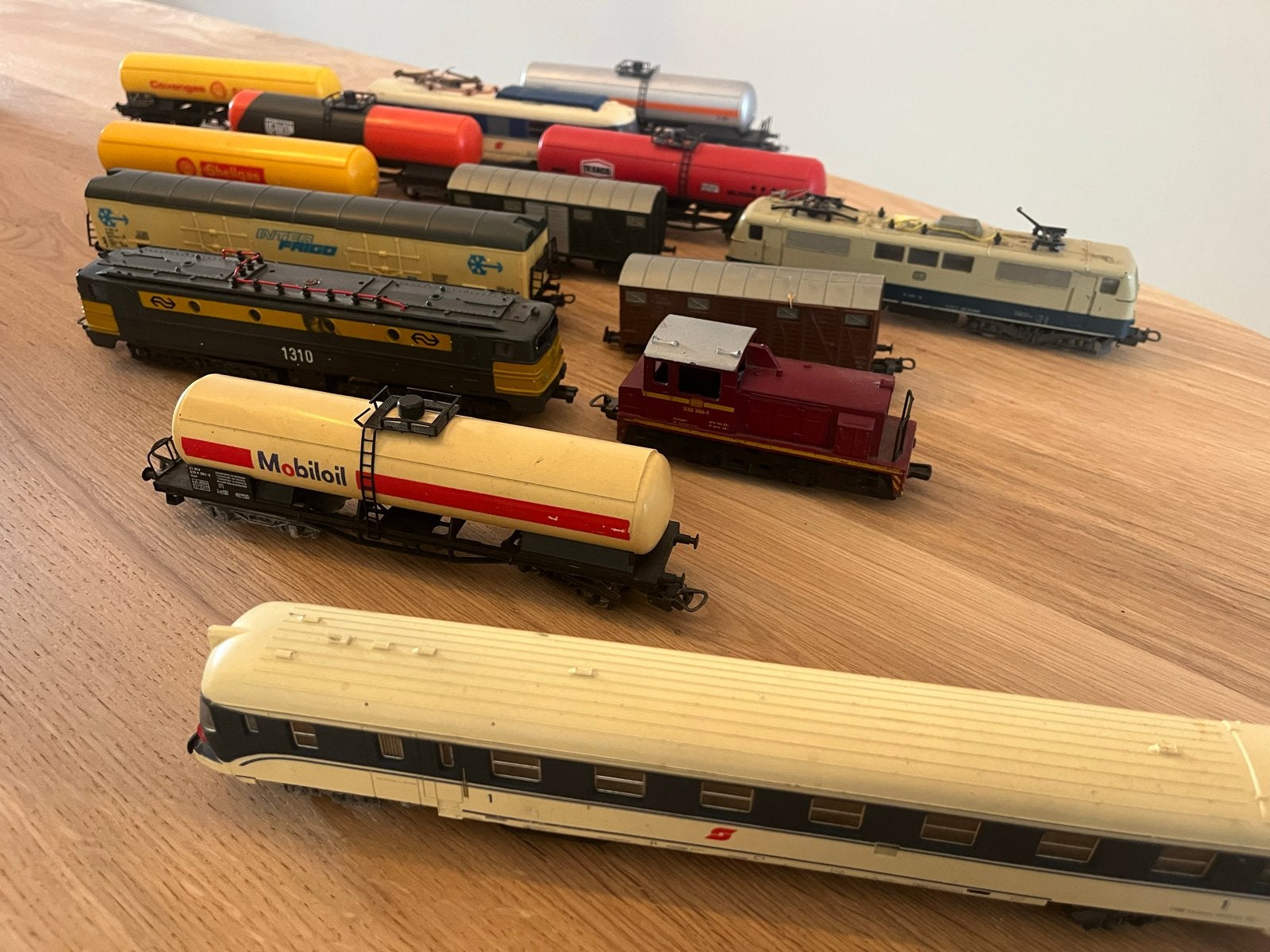 Doos met diverse elektrische trein spullen: locomotief, wago, Gelijkstroom of Wisselstroom, Analoog, Ophalen, Overige merken
