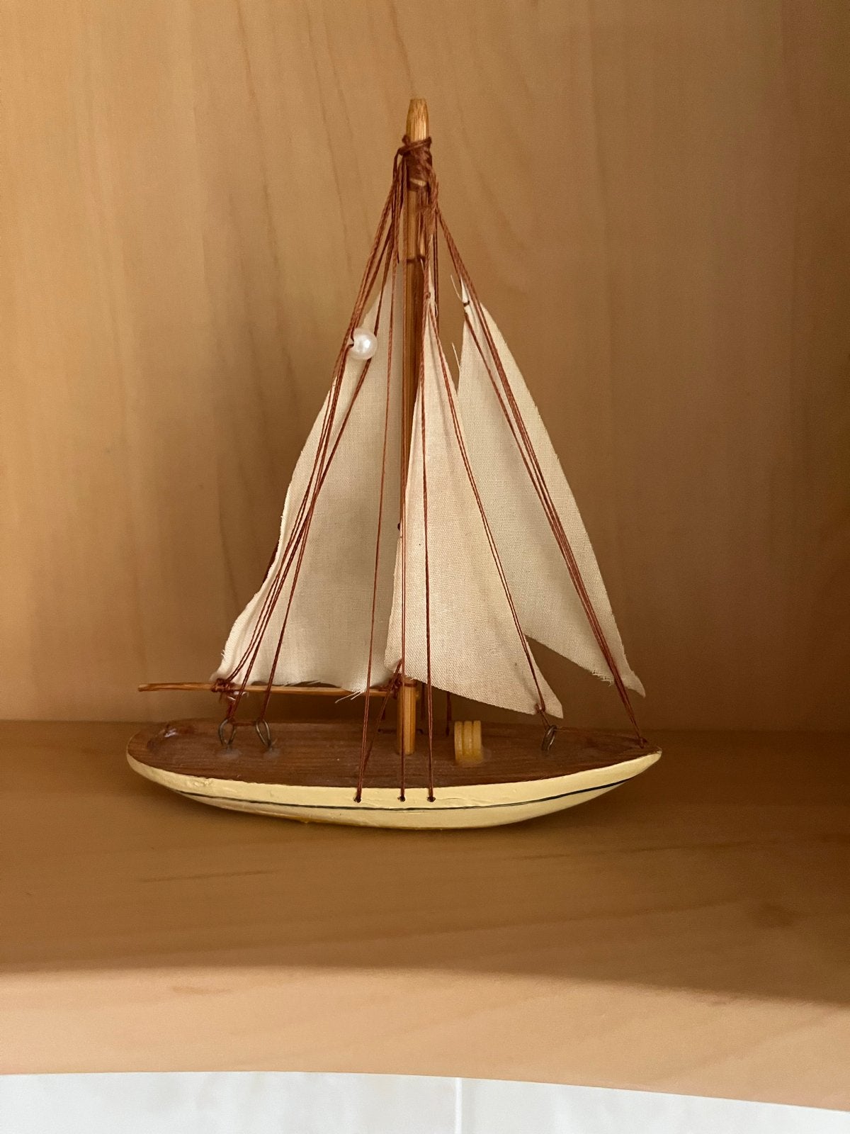 Decoratief houten zeilbootje met stoffen zeilen, Ophalen of Verzenden, Gebruikt
