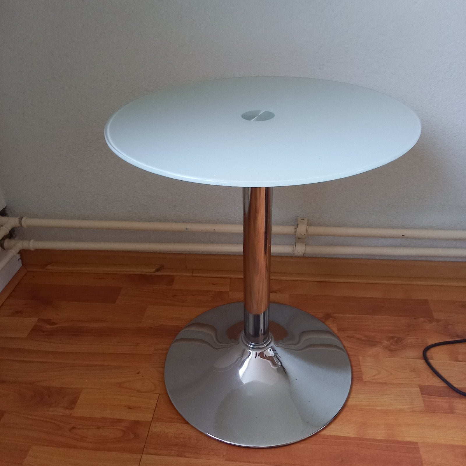 Moderne ronde bartafel met glazen blad en chromen poot, Ophalen, 50 tot 100 cm, Rond, Tot twee personen