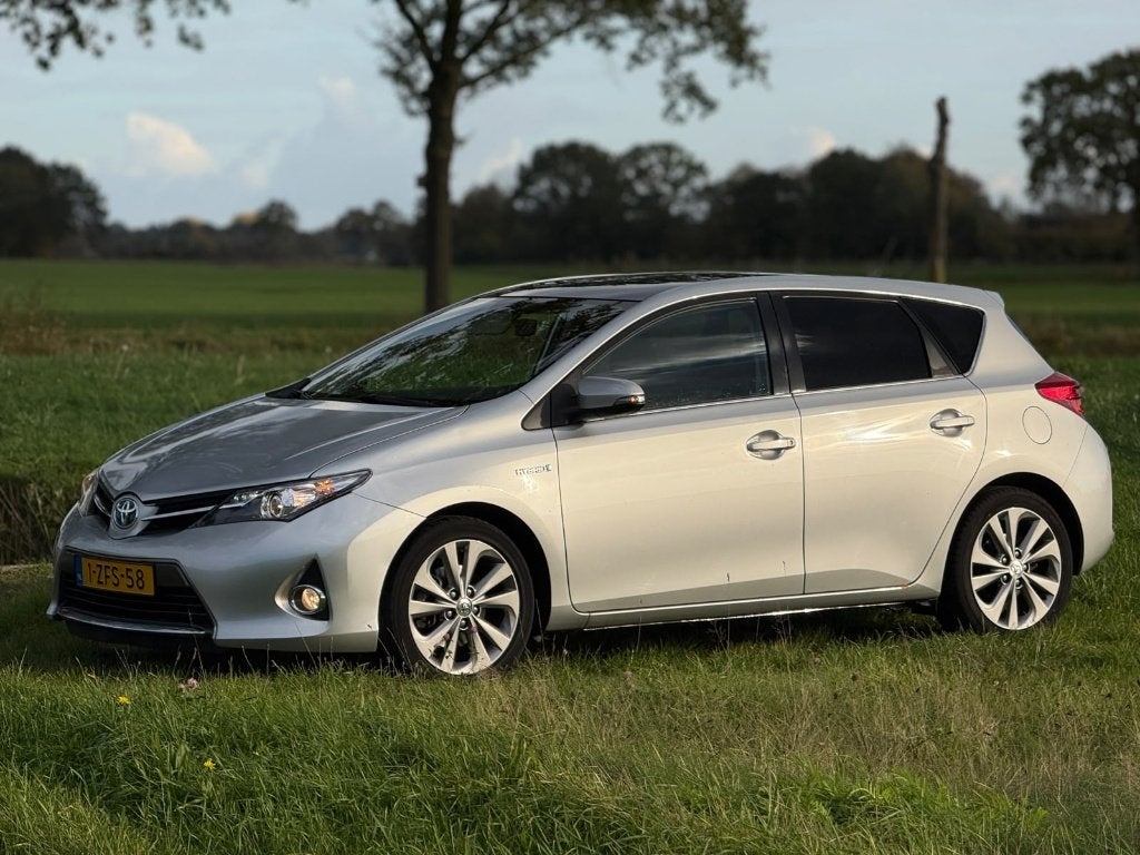 Toyota Auris 1.8 Full Hybrid 5DR CVT 2014 Grijs, Auto's, Dealer onderhouden, 4 cilinders, Origineel Nederlands, 26 km/l