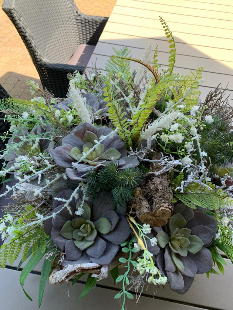 Zijden bloemstuk in witte schaal - Kunstbloemen decoratie, Ophalen, Zo goed als nieuw