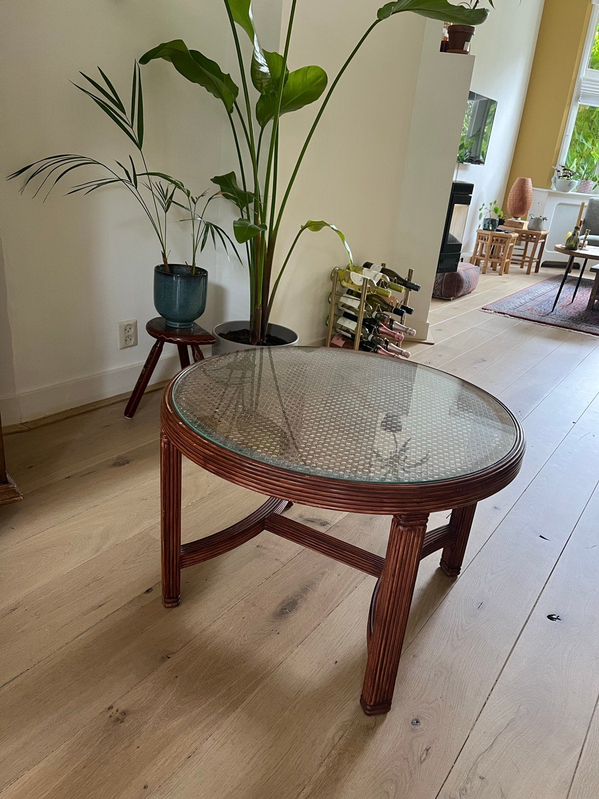 Rotan salontafel met glasplaat, Huis en Inrichting, Ophalen, Gebruikt, Rond, 50 tot 100 cm