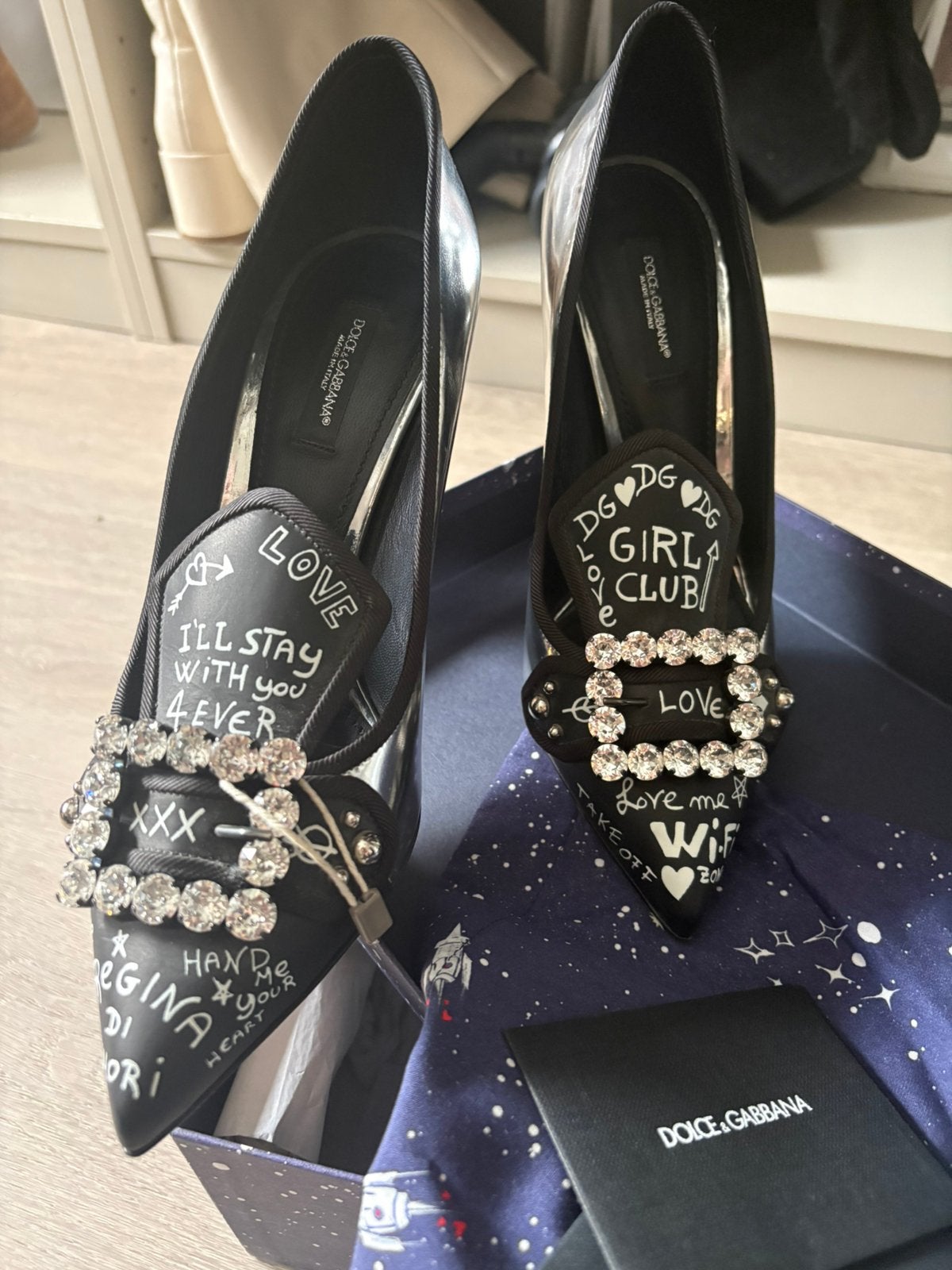 Gloednieuwe     Dolce & Gabbana Bellucci Scritte pumps mt 39, Kleding | Dames, Pumps, Overige kleuren, Nieuw, Ophalen of Verzenden