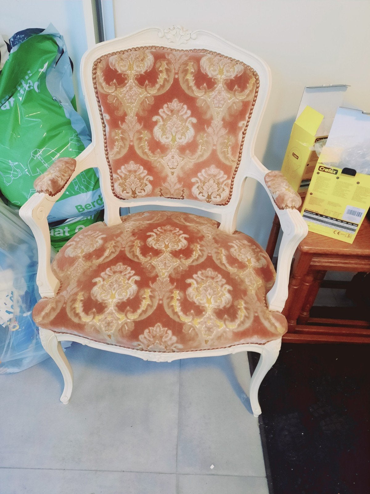 Brocante stoel met sierlijke details en roze bekleding, Ophalen of Verzenden