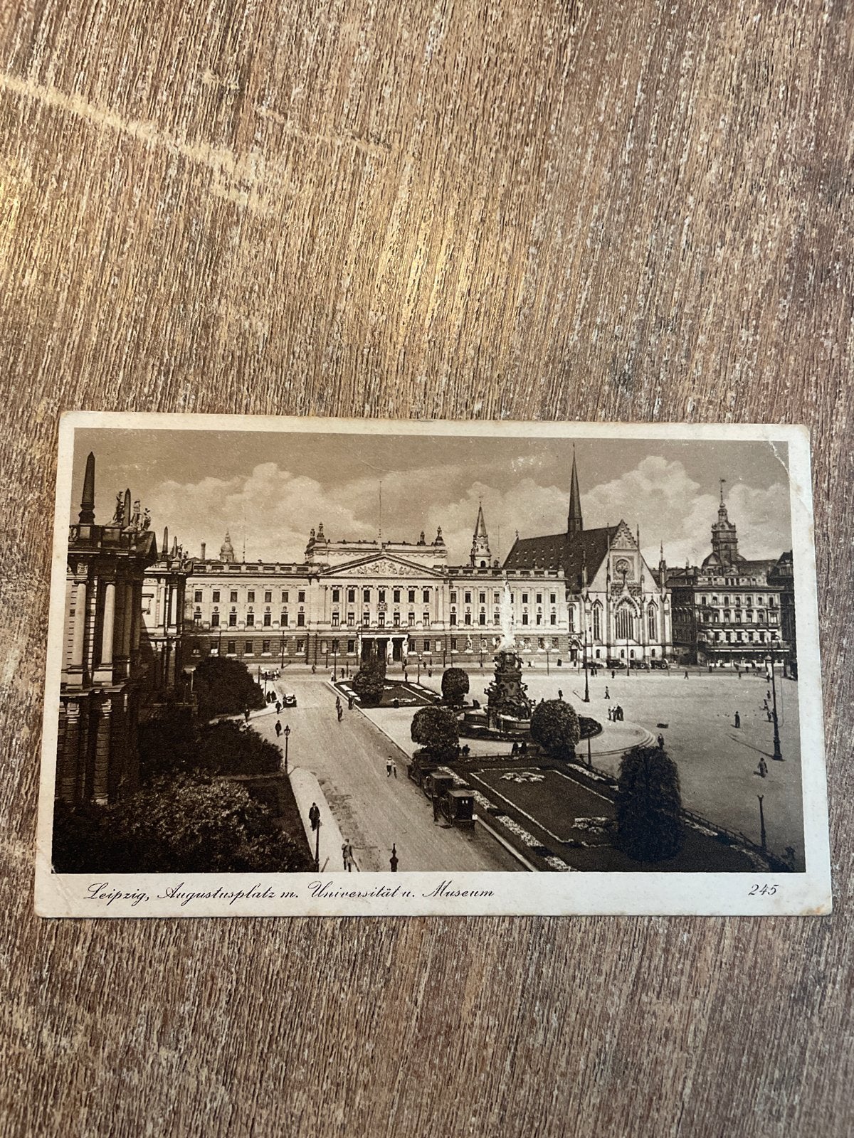 Oude ansichtkaart Leipzig Augustusplatz Universiteit Museum, Ophalen of Verzenden, Gelopen, Duitsland
