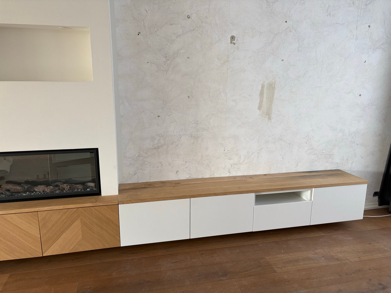 Modern TV-meubel met eikenhouten blad en witte kasten, Ophalen, Eikenhout, Zo goed als nieuw, 200 cm of meer