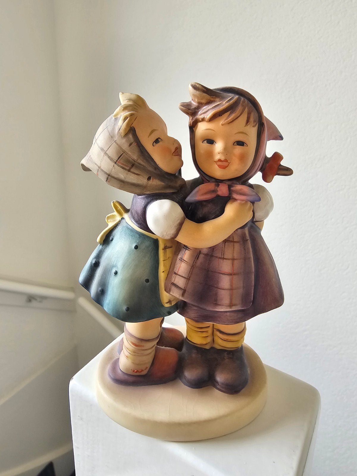Hummel goebel "Telling Her Secret" 196 0, Ophalen of Verzenden, Zo goed als nieuw, Hummel