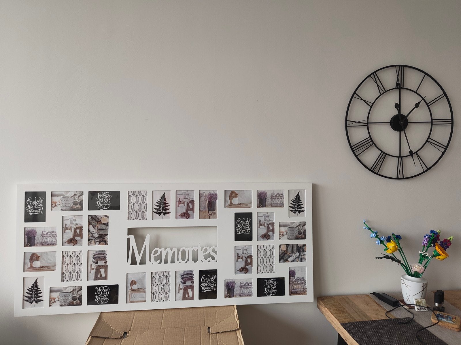 White decorative frame for 32 pictures, Ophalen, Hout, Decoratieobject, Zo goed als nieuw