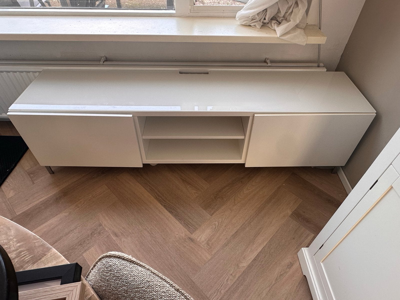 Witte tv-meubel met glazen plaat - 180x41.5x49cm, Ophalen, Gebruikt, 150 tot 200 cm, Glas