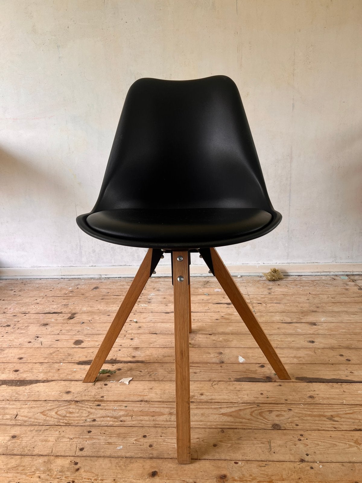 Zwarte kuipstoel met houten poten, 4 stuks eames stijl, Ophalen, Zwart, Kunststof, Vier