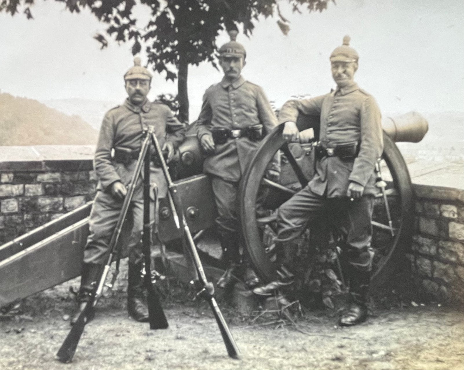 WO1 DUITS Zw/w foto 3 mannen met pickelhauben en kanon, Verzenden, Landmacht, Duitsland, Foto of Poster
