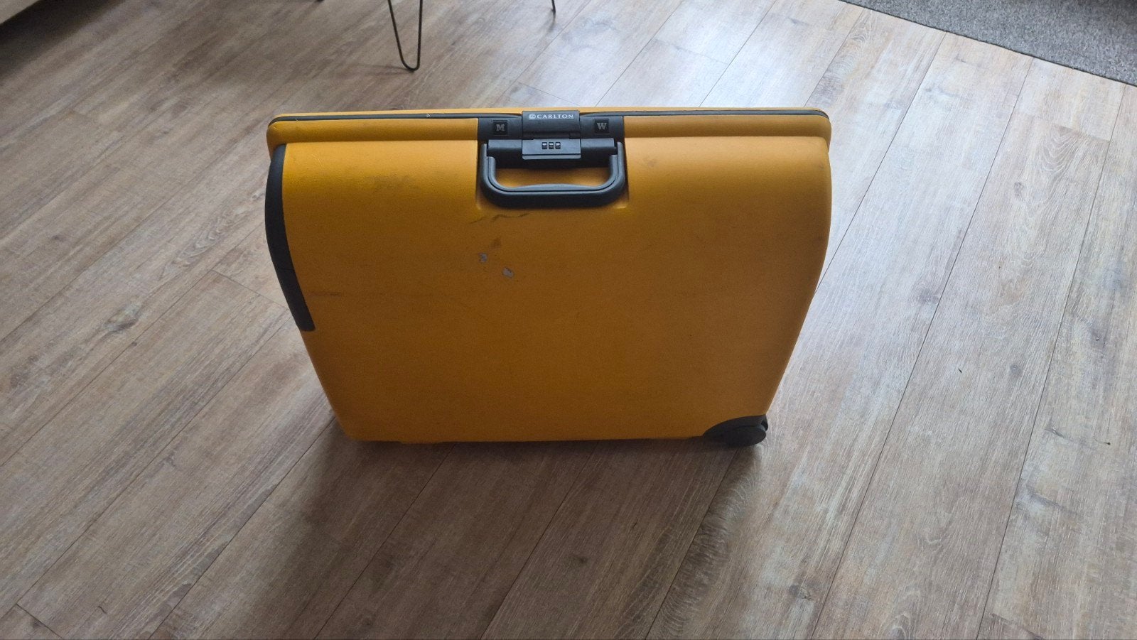 Carlton koffer geel met wieltjes en slot, Gebruikt, 50 tot 60 cm, Hard kunststof, Slot