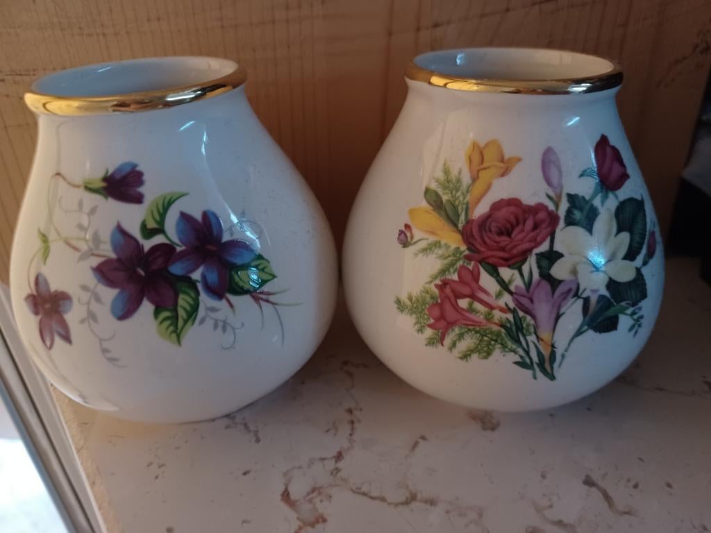 2 crown devon vaasjes vazen bloemmotief en gouden rand, Antiek en Kunst, Ophalen of Verzenden