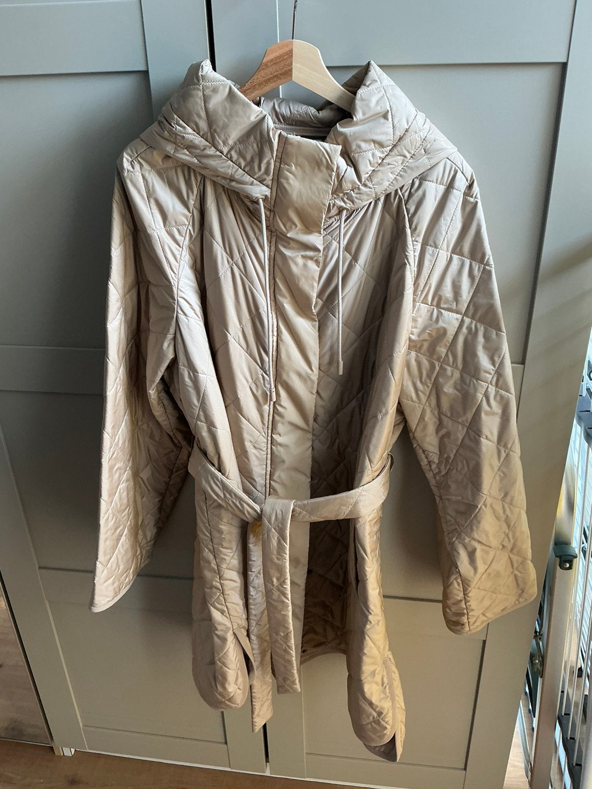 Nieuwe dunne donsjas van Weekend Max Mara maat 48, Ophalen of Verzenden, Nieuw, Maat 46/48 (XL) of groter, Beige