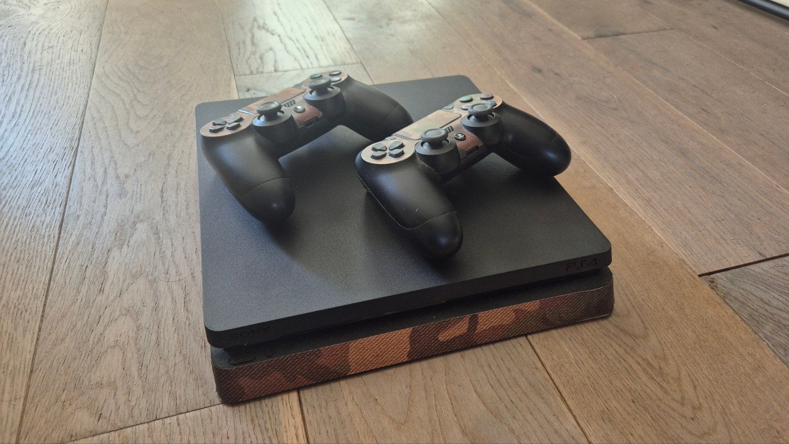 PlayStation 4 Slim met 2 controllers en 10 games