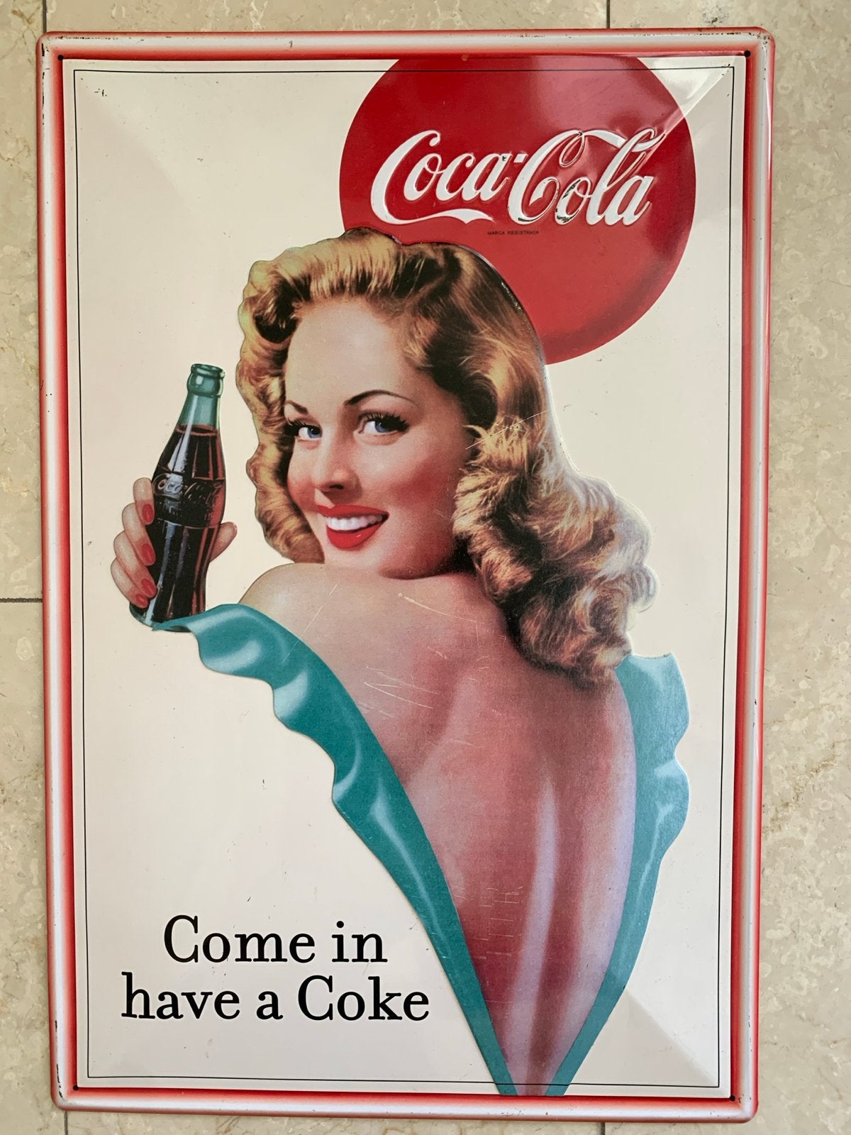 Coca-Cola reclamebord - 60x40 cm - Pin-up model, Ophalen of Verzenden, Gebruikt, Reclamebord