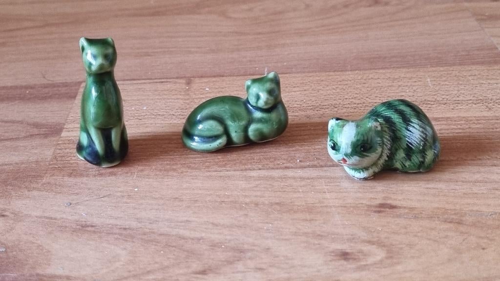 3 Mooie Aparte Vintage Miniatuur Katten Poes Beeldjes Groen, Verzenden, Gebruikt, Dier