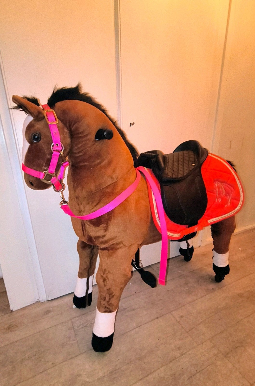 Rijdend speelgoed paard op wielen met een echt leren zadel, Ophalen, Zo goed als nieuw