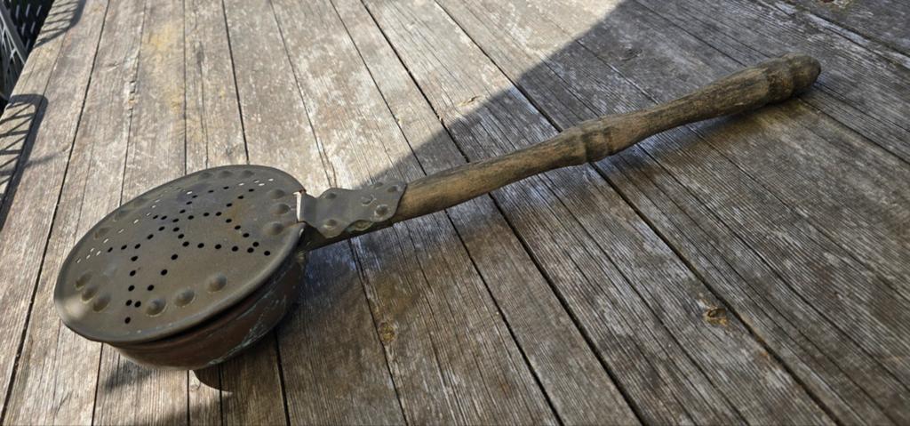 Antieke koperen beddenpan met houten steel, Ophalen of Verzenden