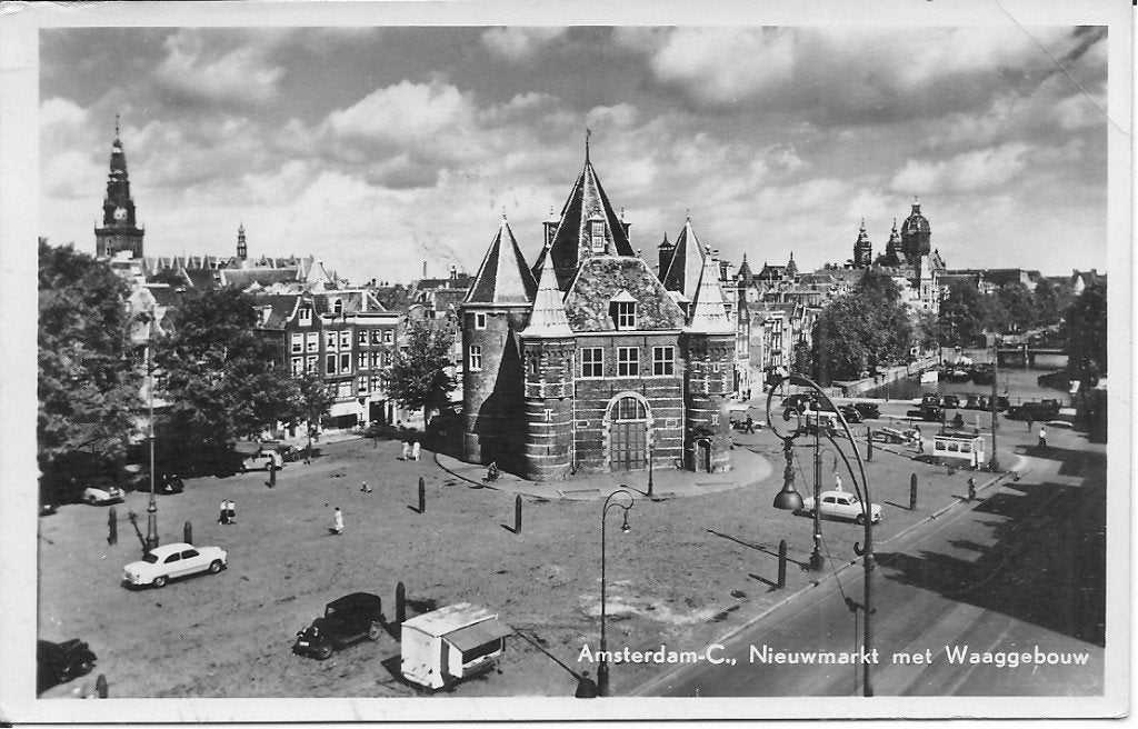 Amsterdam Nieuwmarkt met Waaggebouw - Oude Ansichtkaart, Ophalen of Verzenden, 1940 tot 1960, Gelopen, Noord-Holland