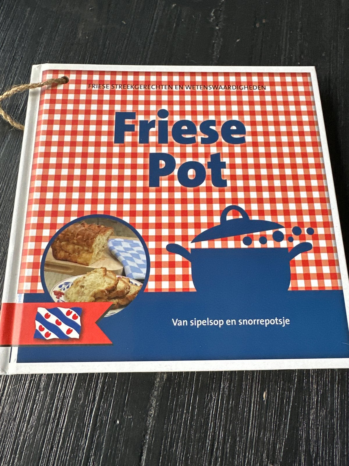 Friese Pot: Streekgerechten en Wetenswaardigheden, Ophalen of Verzenden, Zo goed als nieuw, Nederland en België, Voorgerechten en Soepen