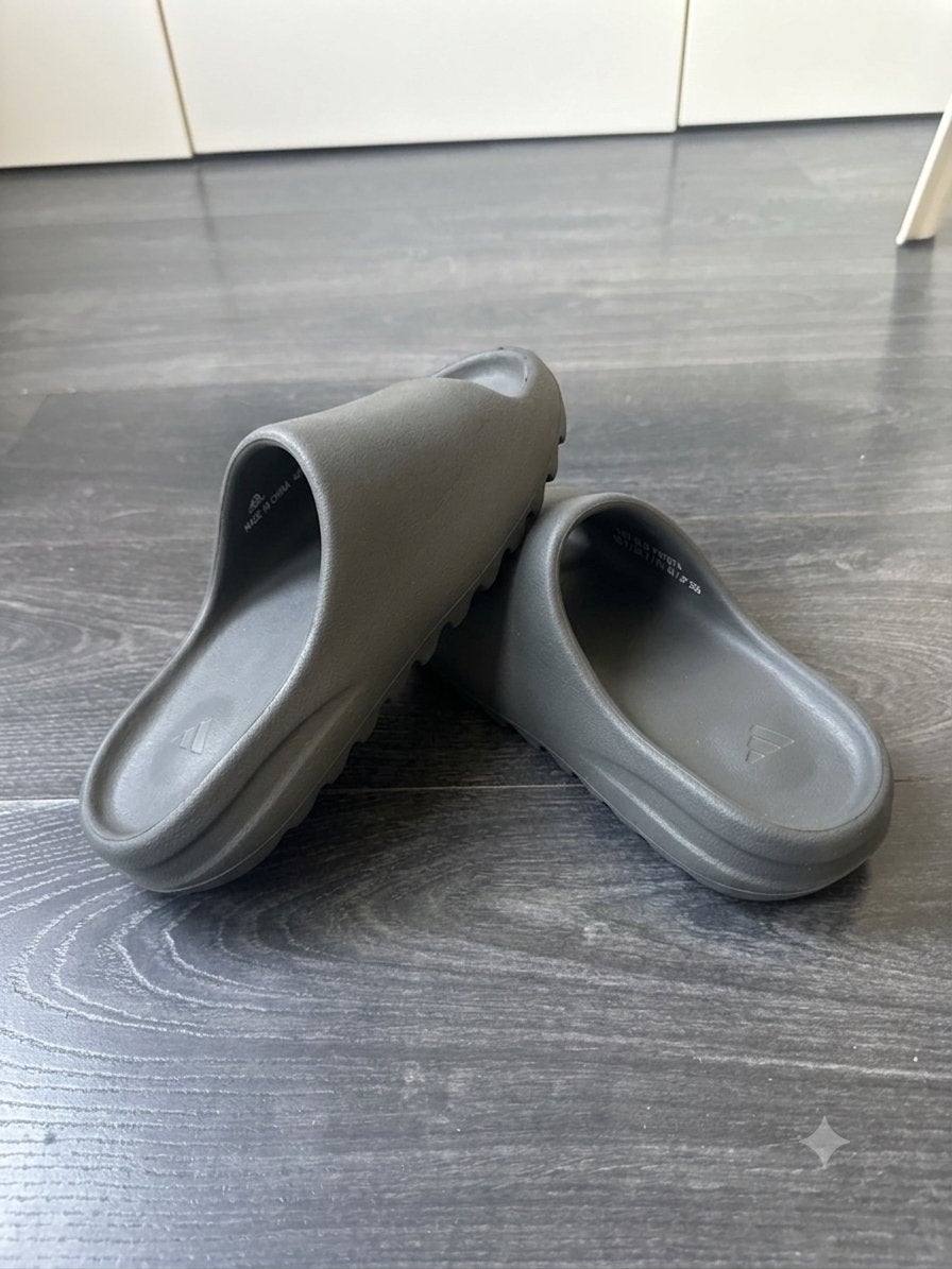 Authentic yeezy slides., Slippers, Zwart, Ophalen of Verzenden, Zo goed als nieuw