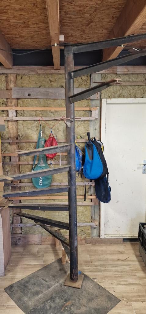 Robuuste wenteltrap - Ideaal voor werkplaats of garage, Doe-het-zelf en Verbouw, Ladders en Trappen, Ophalen, Gebruikt, Trap, 2 tot 4 meter