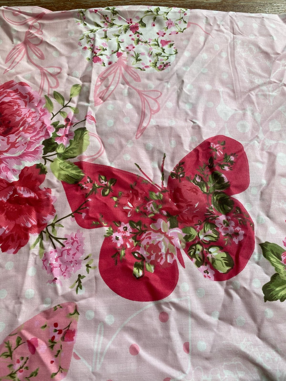 Roze stof met bloemen en vlinders (135x50 cm), Hobby en Vrije tijd, Stoffen en Lappen, Gebruikt, Ophalen of Verzenden, 30 tot 120 cm
