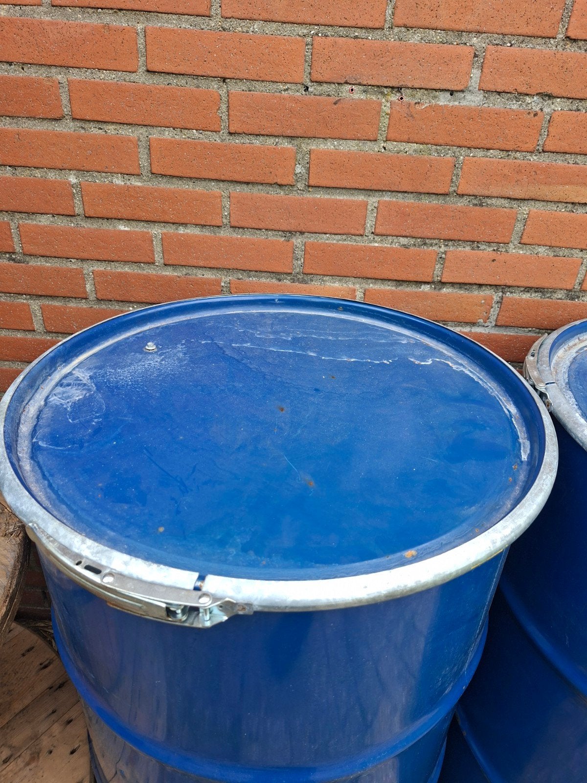 Blauwe metalen vaten met deksel, 150 liter of meer, Ophalen of Verzenden, Gebruikt