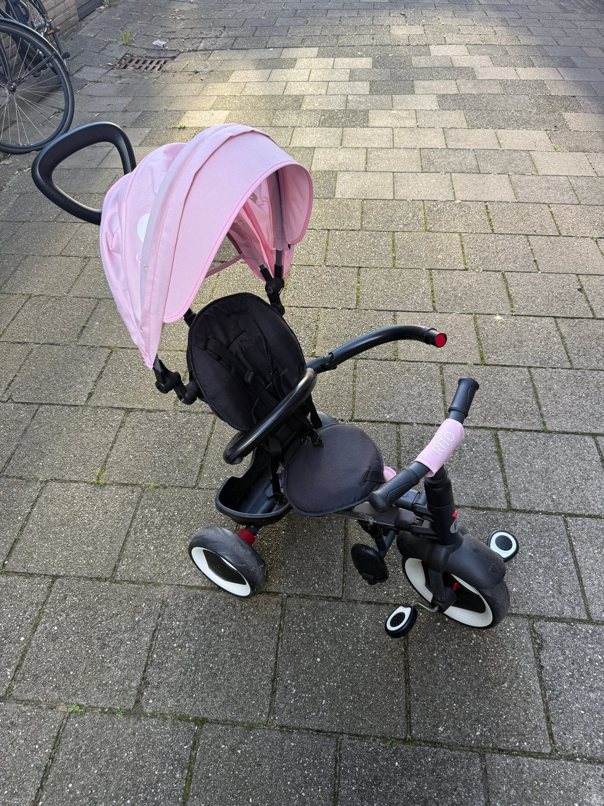 Roze driewieler met duwstang en verstelbare zitting, Fietsen en Brommers, Ophalen, Gebruikt, Velgrem, Duwstang