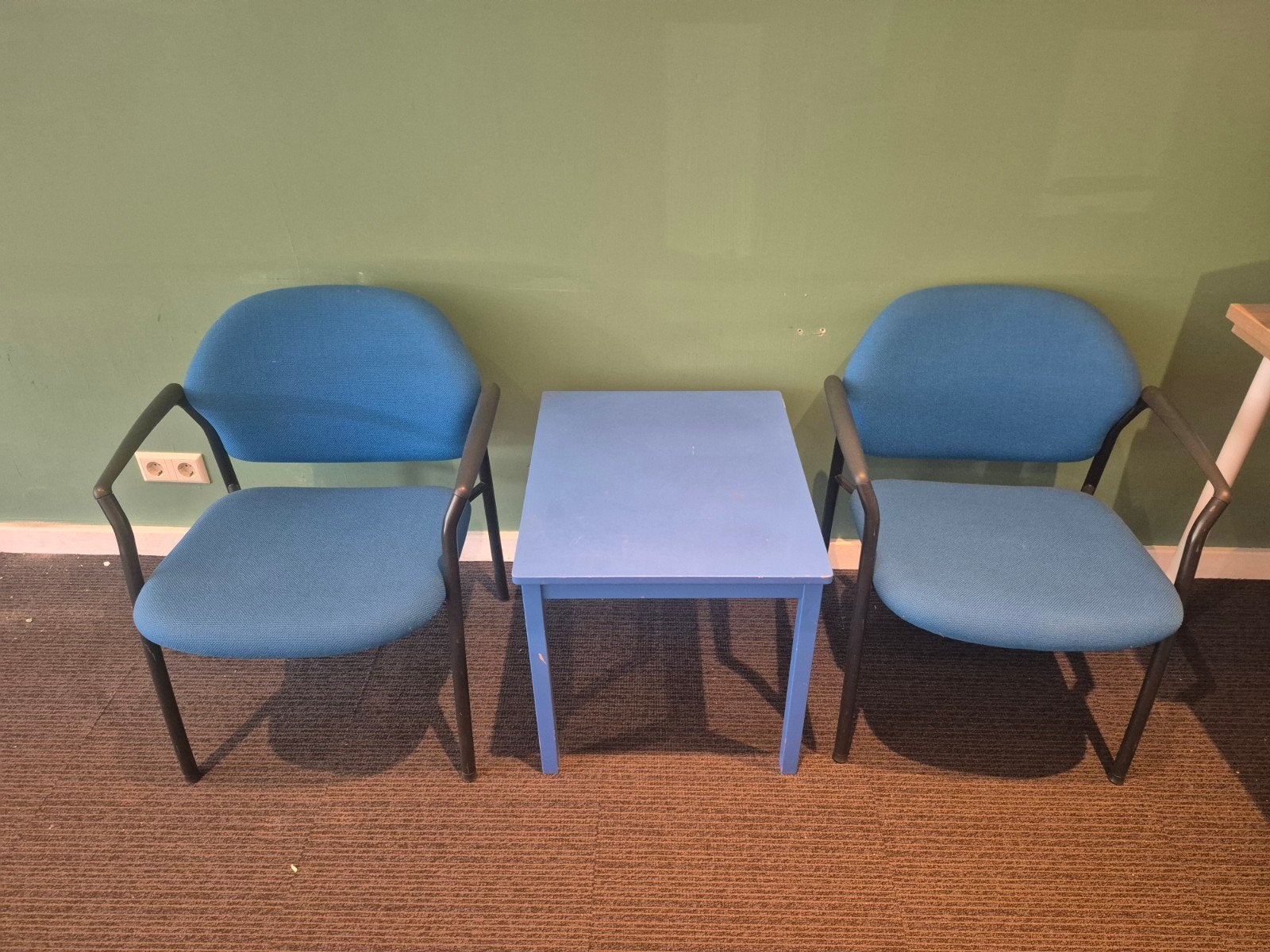 Set: 2 blauwe Ahrend kantoorstoelen met IKEA tafeltje, Huis en Inrichting, Stoelen, Ophalen, Gebruikt, Twee, Blauw